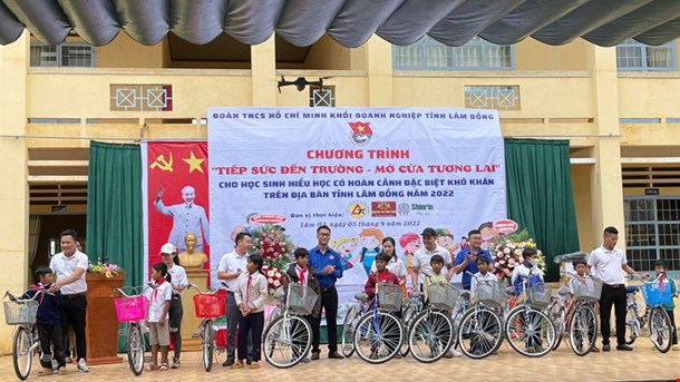 Shinrin Yoku Spa Giving gifts and bicycles to students in difficult circumstances