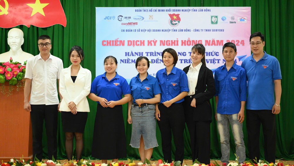 Giving school health room equipment and textbooks to students in remote districts of Lam Dong